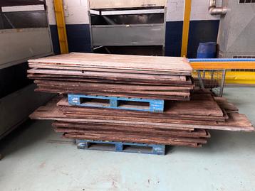 Hout ideaal voor schutstal  voor paarden beschikbaar voor biedingen