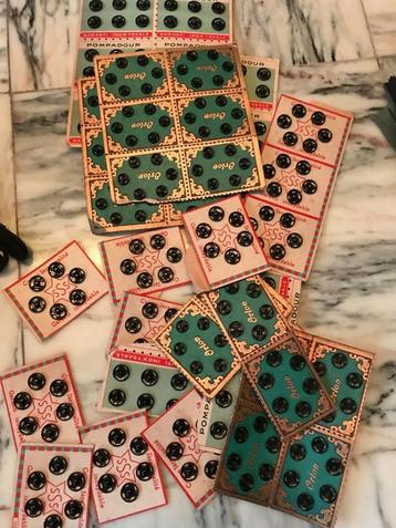 Vintage drukknopen beschikbaar voor biedingen