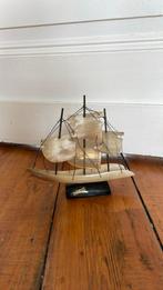 Zeilbootje - gemaakt van koehoorn, Enlèvement