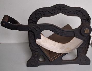 Joli ancien coupe pain (trancheuse à pain) beschikbaar voor biedingen