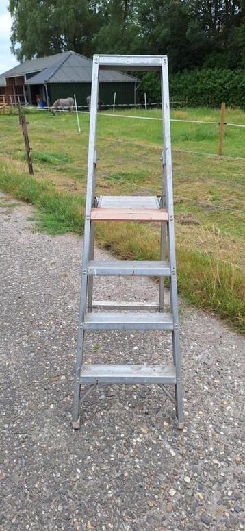 Stevige Altrex Bordes trap 4 treden voor huis en/of werk. beschikbaar voor biedingen