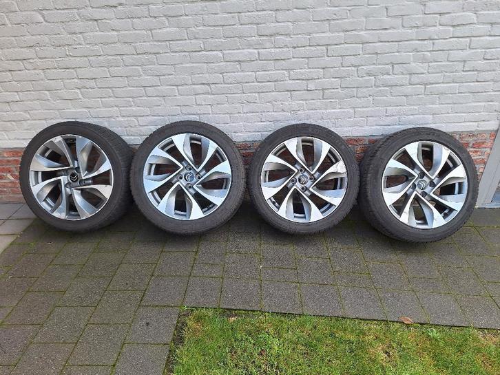 Winterbanden en velgen 235/45 R18, Auto-onderdelen, Banden en Velgen, Velg(en), Winterbanden, 18 inch, 235 mm, Personenwagen, Gebruikt