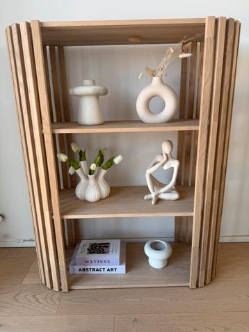 Kast met decoratie beschikbaar voor biedingen