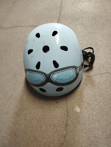 Fietshelm te koop beschikbaar voor biedingen
