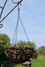 Mooie ophanging, gietijzeren mand voor planten en bloemen, Ophalen of Verzenden, Nieuw, Overige materialen, Tuin