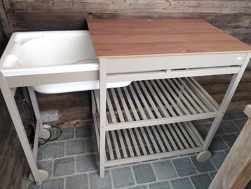 Verzorgingstafel Quax met bad beschikbaar voor biedingen