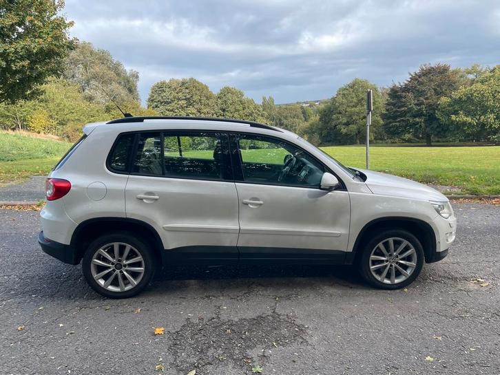 Vw Tiguan 2.0tdi 4/4 auto 140pk mod 2010 wit ctok, Auto's, Volkswagen, Bedrijf, Tiguan, 4x4, ABS, Achteruitrijcamera, Adaptive Cruise Control