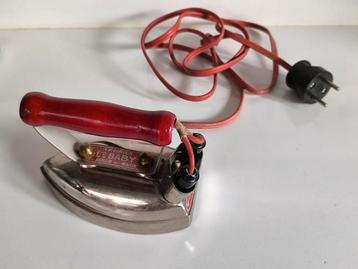 Retro strijkijzer, H. Poirier beschikbaar voor biedingen