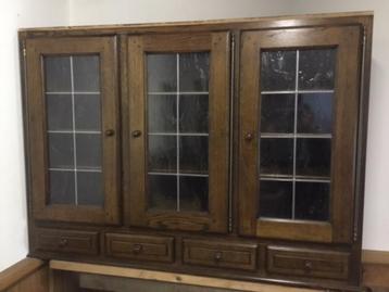 Massieve hangkast met glas in deuren beschikbaar voor biedingen
