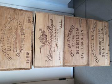 Oudere lege houten wijnkisten beschikbaar voor biedingen