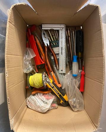 Doos met verschillende handgereedschappen – alles in één lot beschikbaar voor biedingen