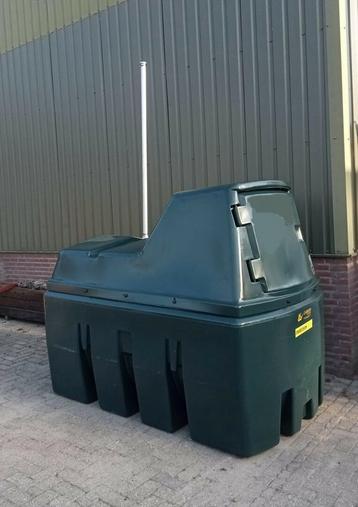 Brandstoftank met pomp beschikbaar voor biedingen