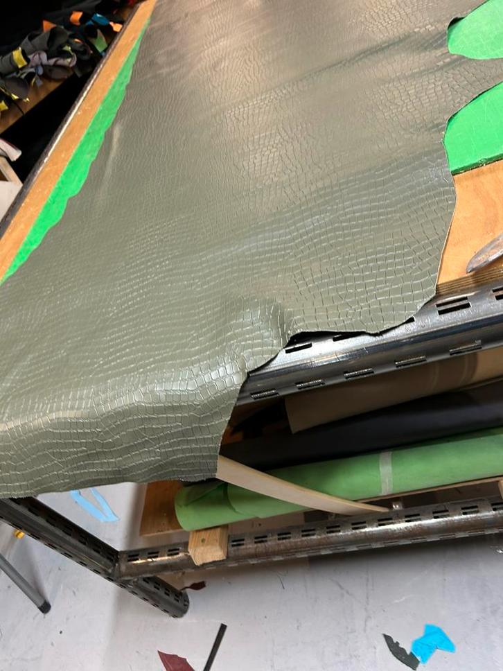 Soldaat groen halve huid 1.2 mm dik soepel kroko print A256, Hobby en Vrije tijd, Stoffen en Lappen, Groen, Ophalen of Verzenden