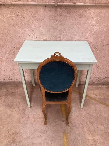 Vintage bureau beschikbaar voor biedingen