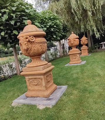 Tuinvaas met deksel op sokkel beschikbaar voor biedingen