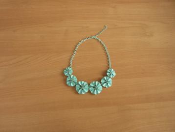 Turquoise ketting met 6 bloemen beschikbaar voor biedingen