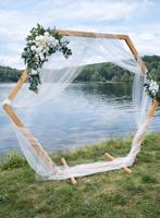 Huwelijksdecoratie — houten boog te huur, Hobby en Vrije tijd, Feestartikelen, Ophalen, Zo goed als nieuw, Versiering