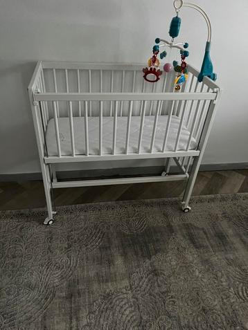 Co sleeper nette staat met matras babybedje babykamer beschikbaar voor biedingen