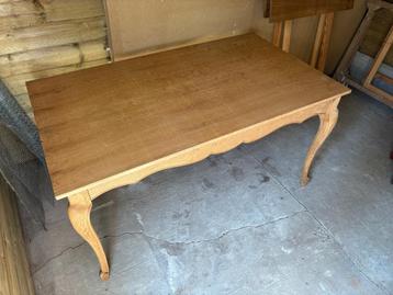 Gratis tafel beschikbaar voor biedingen