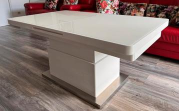 Witte uitvouwbare tafel beschikbaar voor biedingen
