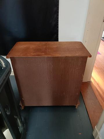Houten kast beschikbaar voor biedingen