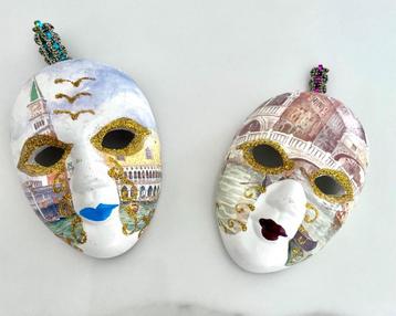 2 Venetiaanse maskers hangertjes  beschikbaar voor biedingen