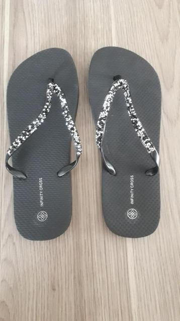 teenslippers beschikbaar voor biedingen