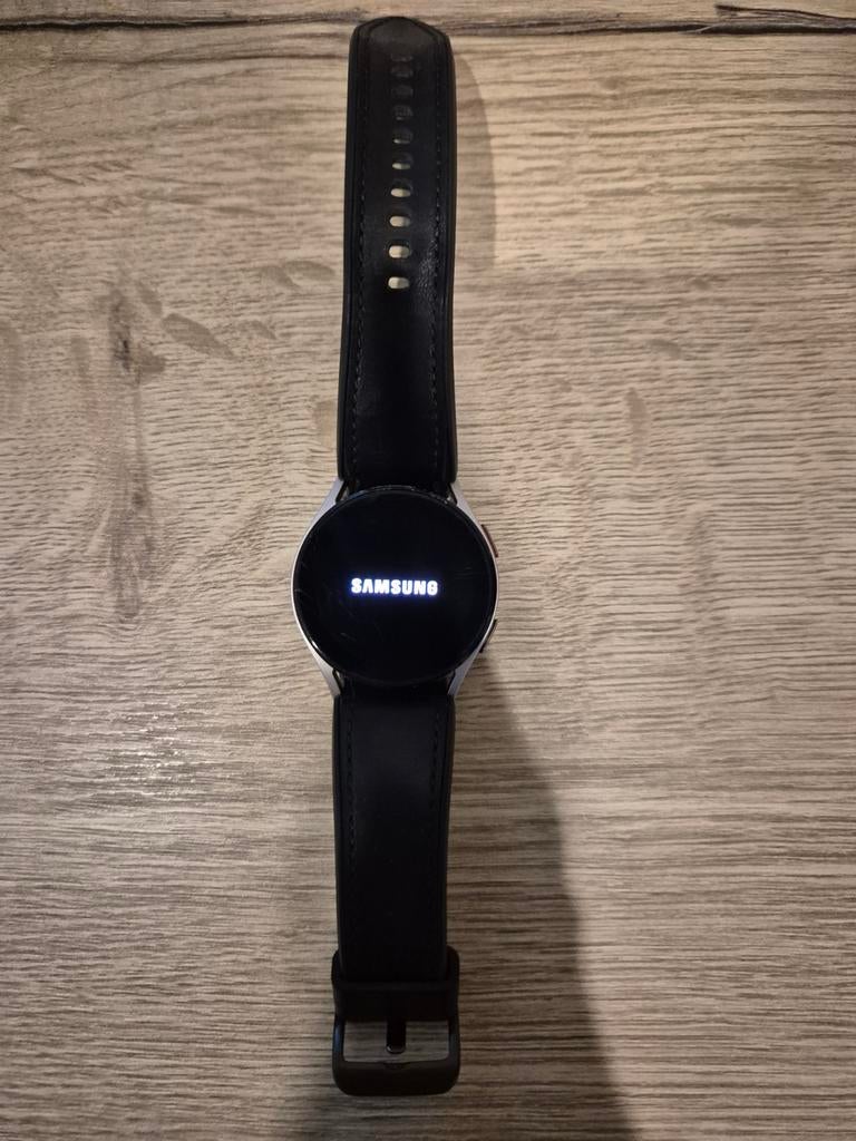 Samsung Galaxy Watch 4, avec verre de protection, Bijoux, Sacs & Beauté, Montres connectées, Rose, Enlèvement ou Envoi