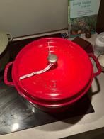 Staub cocotte 28 cm nieuw, Huis en Inrichting, Keuken | Potten en Pannen, Gietijzer, Nieuw, Ophalen of Verzenden, Keramische plaat