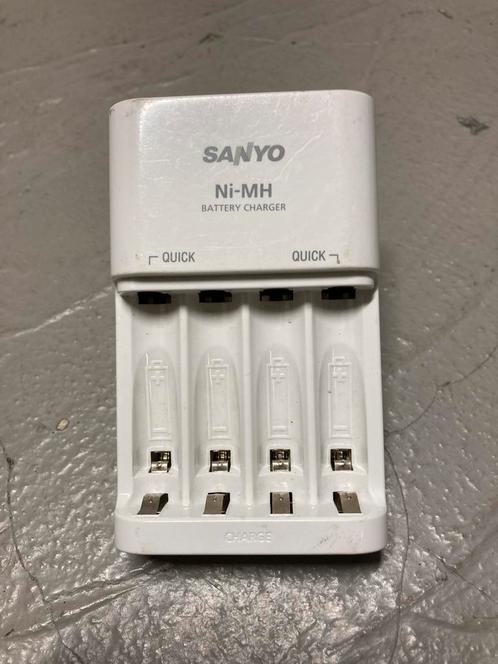 Batterijlader Eneloop charger Sanyo NC-MQR06W, Audio, Tv en Foto, Accu's en Batterijen, Zo goed als nieuw, Ophalen of Verzenden