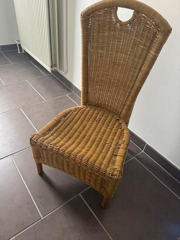 Rieten stoel beschikbaar voor biedingen