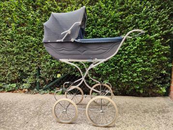 Retro kinderwagen beschikbaar voor biedingen