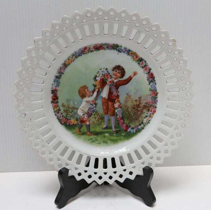 Antiek porseleinen sierbord met ajourrand, Antiek en Kunst, Curiosa en Brocante, Ophalen of Verzenden
