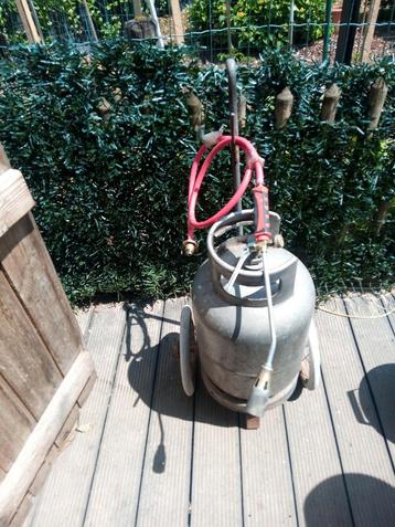 Gasbrander , gasfles en gaskarretje. beschikbaar voor biedingen
