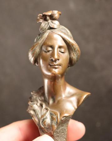 Mooie bronzen Art Nouveau buste beschikbaar voor biedingen
