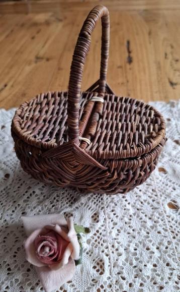 Klein brocante rieten hengelmandje met klepdekseltjes beschikbaar voor biedingen