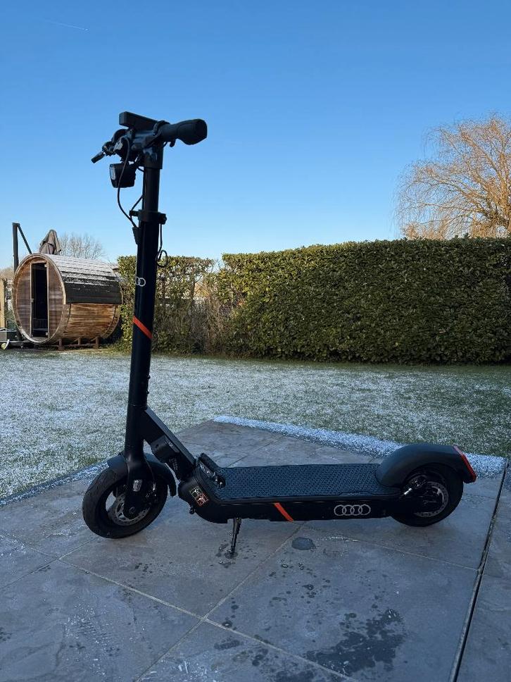 Audi Kickscooter e-step - 100km op de teller, Fietsen en Brommers, Steps, Zo goed als nieuw, Elektrische step (E-scooter), Ophalen