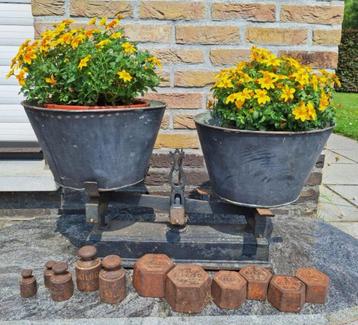 oude metalen weegschaal met gewichten, vintage beschikbaar voor biedingen