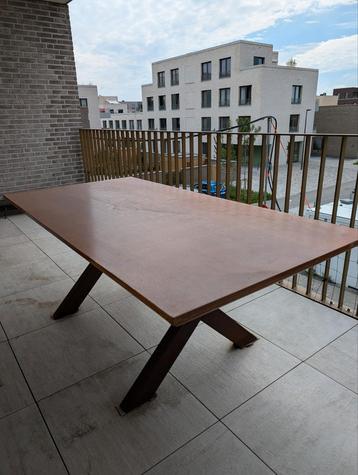 Houten tafel met X poten 1mx2m beschikbaar voor biedingen