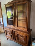 Houten kast met glasraam, Ophalen