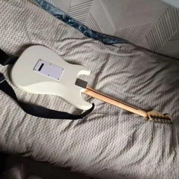 Elektrische Gitaar – Fender Squier Bullet Stratocaster HSS W, Muziek en Instrumenten, Ophalen of Verzenden, Zo goed als nieuw