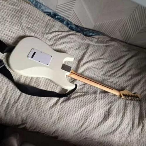 Elektrische Gitaar – Fender Squier Bullet Stratocaster HSS W, Muziek en Instrumenten, Snaarinstrumenten | Gitaren | Elektrisch