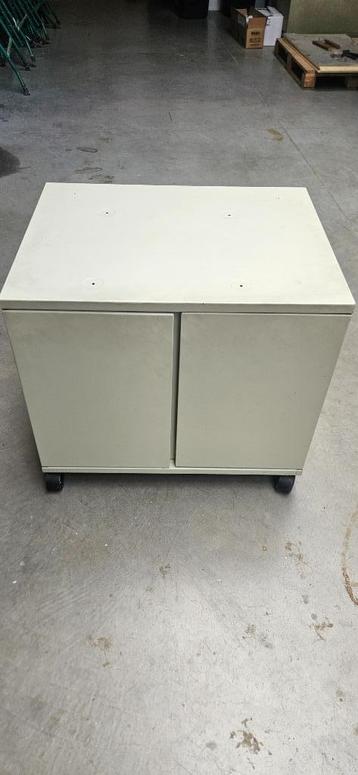 metalen opberg kast beschikbaar voor biedingen