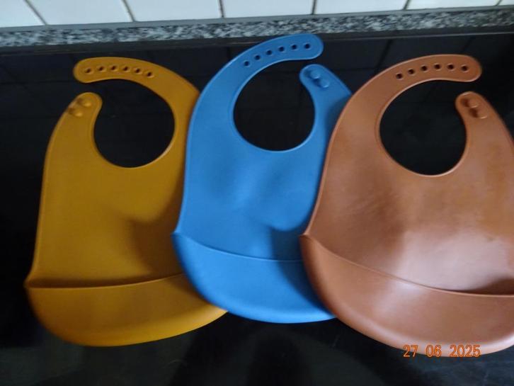 Mushie Siliconen Baby Slabbetje met Opvangbakje - BPA Vrij -, Kinderen en Baby's, Babyvoeding en Toebehoren, Ophalen of Verzenden