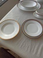 Klassiek servies goud + blauw randje 12 pers, Huis en Inrichting, Woonaccessoires | Stolpen, Ophalen