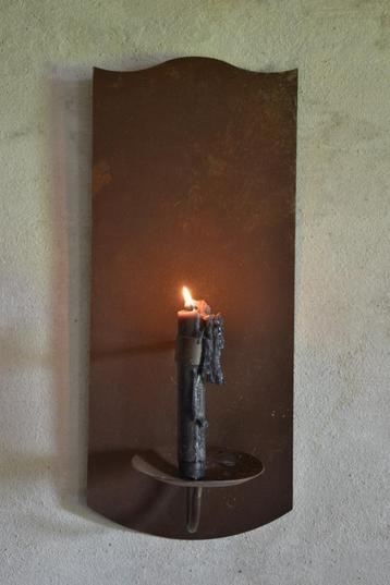 Ijzeren wandkandelaar beschikbaar voor biedingen