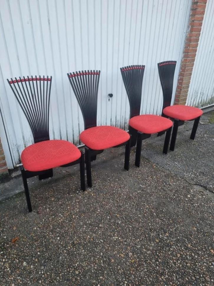 4x CHAISES DESIGN WESTNOFA MODÈLE TOTEM, Maison & Meubles, Chaises, Utilisé, Quatre, Bois, Tissus, Rouge, Enlèvement