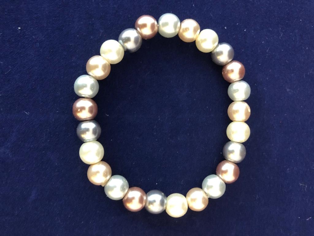 Armband parel look glanzend kunststof rekbaar, Ophalen of Verzenden, Zo goed als nieuw