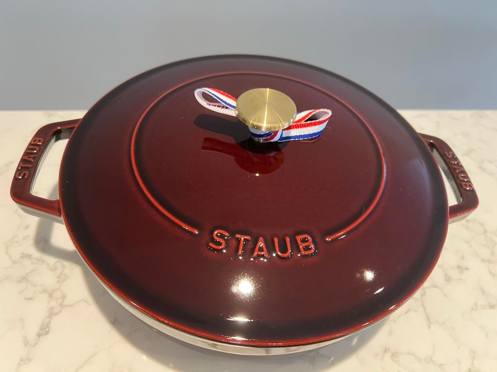 Nouvelle cocotte Staub de Chistera en grenadine 24 cm, Maison & Meubles, Neuf, Enlèvement ou Envoi, Poêle à frire ou Sauteuse