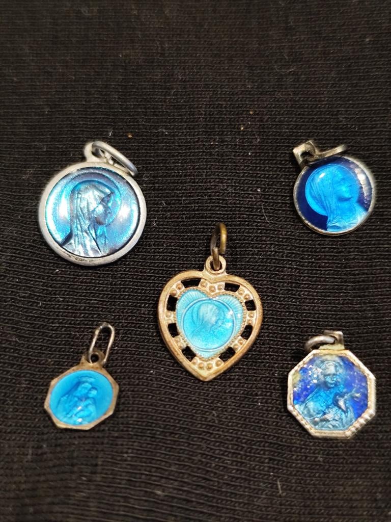 Lot de 5 Médailles Religieuses Vintage – Dégradé de Bleus, Enlèvement ou Envoi, Bleu, Cœur